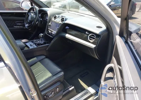 2017 Bentley Bentayga W12/W12 First Edition z USA, uszkodzony, nr VIN SJAAC2ZV7HC015855